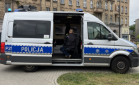 Prokuratura stawia zarzuty po ataku nożownika w Lesie Bródnowskim w Warszawie