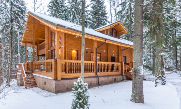 Konstrukcja zimowa: co warto wiedzieć o budowie drewnianego domu zimą